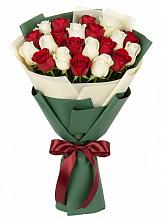 Букет Микс из красных и белых роз в Ногликах