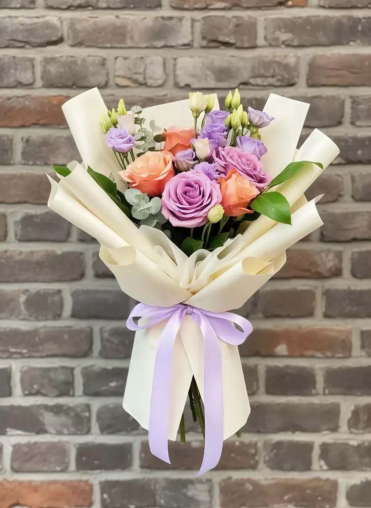 Букет цветов из: Лизиантусы и Розы в Ногликах