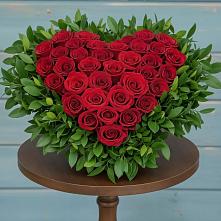 Цветочная композиция из Розы в виде сердца в Ногликах