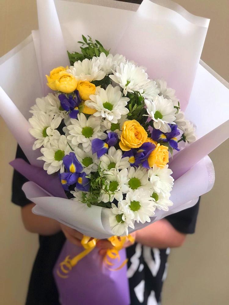 Букет цветов из: Ирисы, Хризантемы и Розы в Ногликах