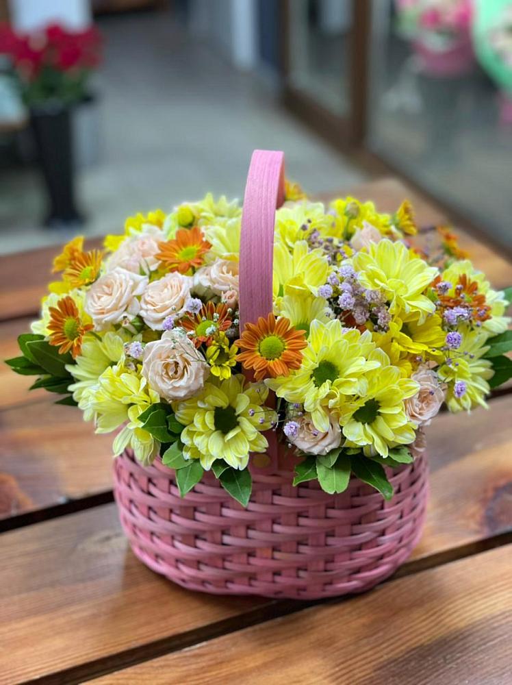 Цветочная композиция из Хризантемы и Розы в корзине в Ногликах