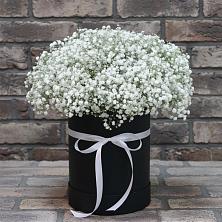 Цветочная композиция из Гипсофила в шляпной коробке в Ногликах